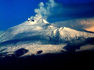 В Италии проснулся вулкан Этна: в сети показали впечатляющие фото и видео 