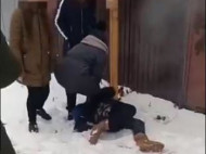 В России школьники жестоко избили сверстницу на глазах у "зрителей": в сеть попало видео расправы