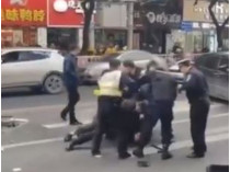 В Китае мужчина въехал в толпу пешеходов