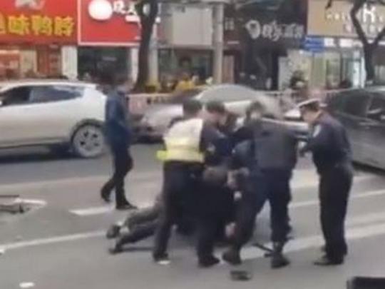 В Китае мужчина въехал в толпу пешеходов