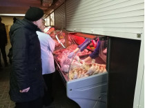 Покупатели у прилавка с мясом 