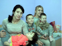 Елена Закаблук с младшими братьями и сестричкой