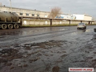 В Николаеве дорожники "залатали" ямы грязью (фото)