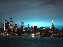 Нью-Йорк озарен необычным синим светом