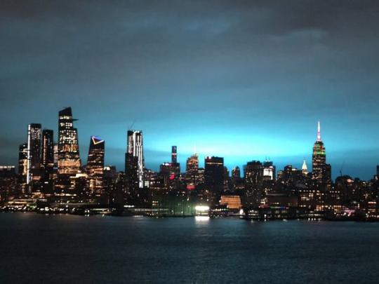Нью-Йорк озарен необычным синим светом