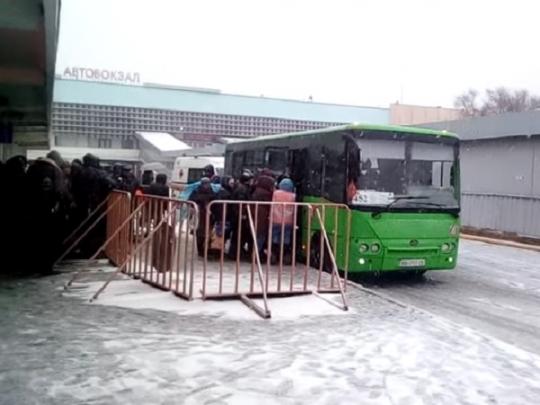 Мерзнут на вокзале часами: появилось видео огромных очередей в оккупированном Луганске