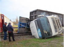 В Керчи поезд раздавил грузовик