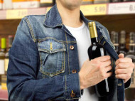 Берут только дорогой алкоголь: в сети показали фото серийных "несунов" из киевских супермаркетов