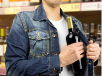 Берут только дорогой алкоголь: в сети показали фото серийных «несунов» из киевских супермаркетов