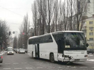 В центре Киева столкнулись военный автобус и представительский Mercedes