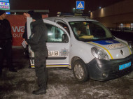 В Киеве возле "Эпицентра" мужчина порезал полицейского (фото, видео)