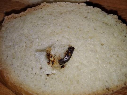 «С добавкой»: в сети показали фото жуткой находки в крымском хлебе
