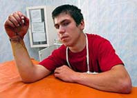 21-летнему парню из черновицкой области на пилораме отсекло правую кисть. Его отправили в киев рейсовым самолетом, а уже через пять часов столичные врачи пришили руку