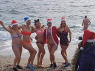 Одесские моржи отметили канун Рождества массовым купанием в море (фото)