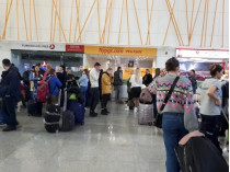 туристы в аэропорту Анталии