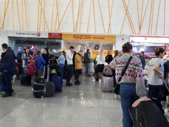 туристы в аэропорту Анталии