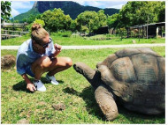 Осадчая на отдыхе с Горбуновым встретила огромную черепаху: опубликовано впечатляющее фото