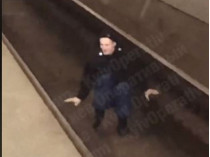 Мужчина на рельсах в метро