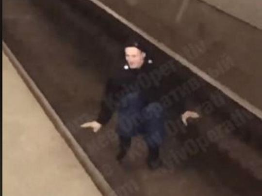 Мужчина на рельсах в метро