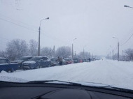 Поток машин не останавливается: появилось фото огромных очередей на выезд из оккупированного Донбасса
