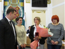 Награждение Марии Шкиндер в присутствии дочерей Натальи Рязановой и Виктории Мирошниченко