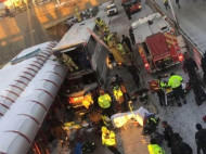 В Канаде двухэтажный автобус врезался в остановку: много погибших и раненых (видео)