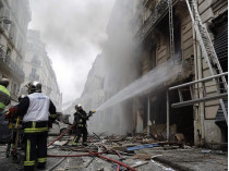Пожарные тушат огонь в центре Парижа
