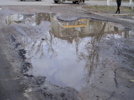 Асфальт кладут в лужи: в сети показали видео странного ремонта дороги в Киеве