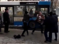 Никто не пытался разнять: в Черновцах маршрутчик подрался с пассажиром (видео)