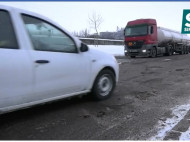 Яма на яме: появилось видео жуткой дороги, ведущей к достопримечательностям в Закарпатье