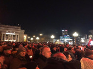 В Польше тысячи людей вышли на акцию в память о погибшем мэре Гданська (фото, видео)