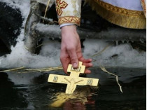 крест опускается в воду 