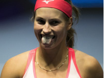 Сбежавшая из России теннисистка показала неприличный жест болельщикам на Australian Open (видео)
