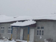 В закарпатской школе обвалилась крыша столовой: фото и видео с места ЧП