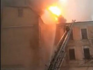 В центре Киева горит здание: идет эвакуация жителей соседних домов (видео)