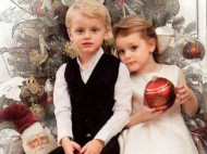 Рождественские открытки княжеской семьи Монако: прелестные двойняшки и чихуахуа (фото) 