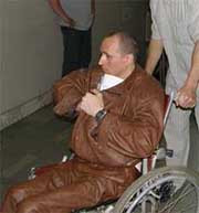 Вооруженный инвалид-колясочник в зале суда захватил в заложники судью и секретаря, тяжело ранив в живот сотрудника «грифона»