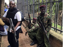 Кенийские военные возле захваченного отеля