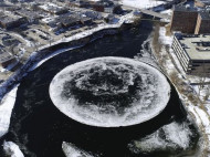 Гигантский ледяной вращающийся диск на реке в США заворожил пользователей соцсетей и туристов (видео)