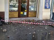Во Львове фасад здания рухнул прямо на прохожих (фото)