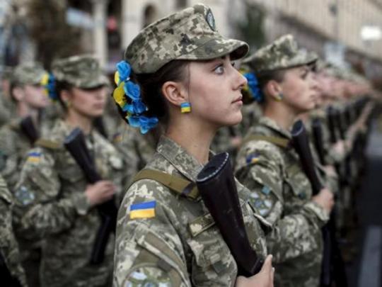 Девушки-военнослужащие