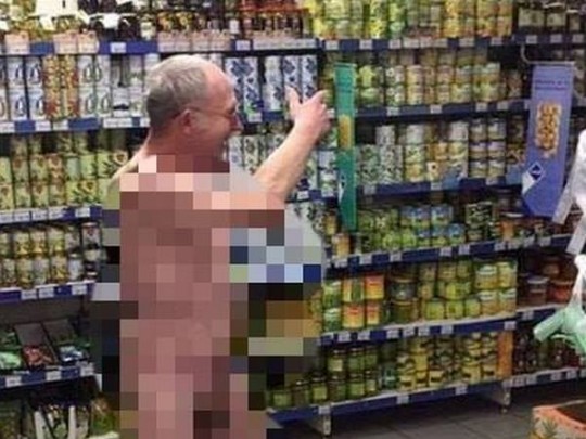 Голый мужчина в киевском магазине