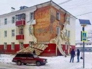 В России "отклеился" капитальный ремонт дома: сеть шокировало фото