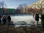 Полиция задержала мужчину, который избил учителя физкультуры на глазах учеников киевского лицея (видео)