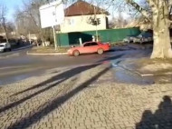 Оттащил на тротуар и бросил: одесситов шокировал поступок водителя, сбившего пешехода (видео)