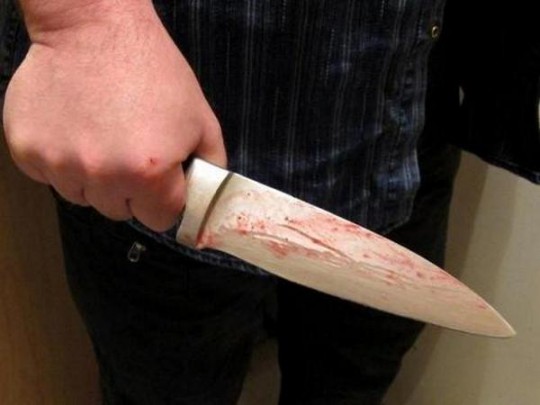 нож в руке