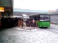 Едут за пенсиями к "карателям": в сети показали видео очереди на автобус в Луганске