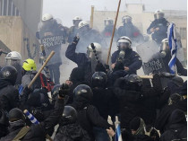 Полиция разгоняет демонстрантов в Афинах