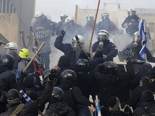 Полиция разгоняет демонстрантов в Афинах