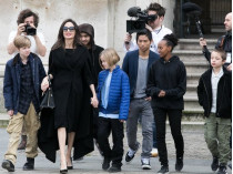 Джоли с детьми